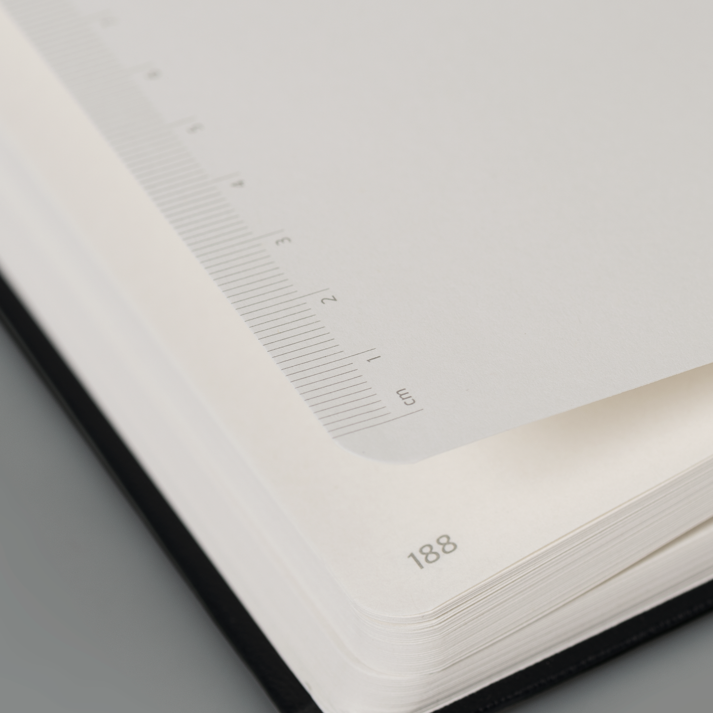 Notizbuch Brunnen Kompagnon White, A5, kariert, Gummizugverschluss, weiß